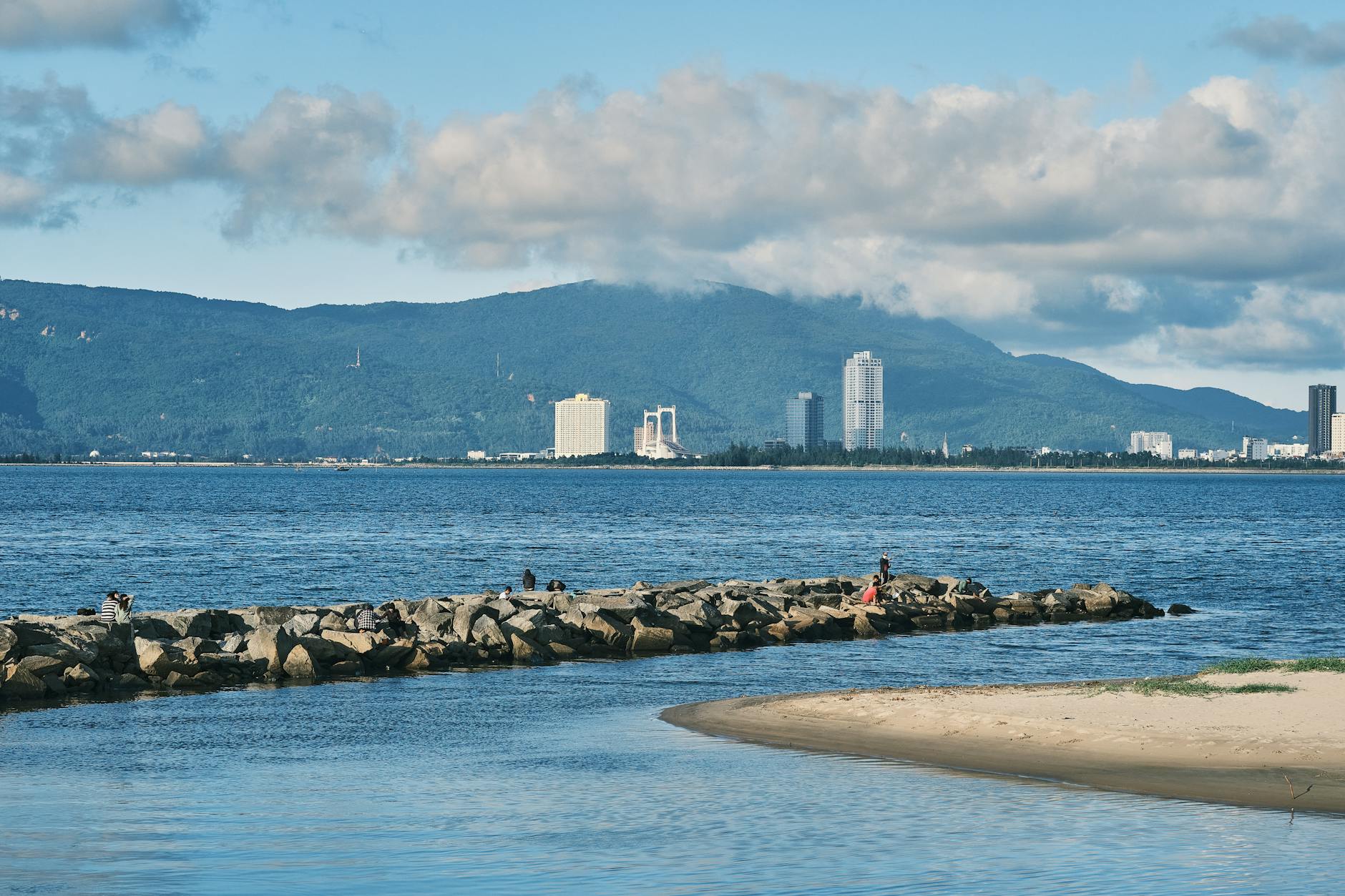 A picturesque view of Đà Nẵng, Vietnam, featuring urban skyline and tranquil Han River.