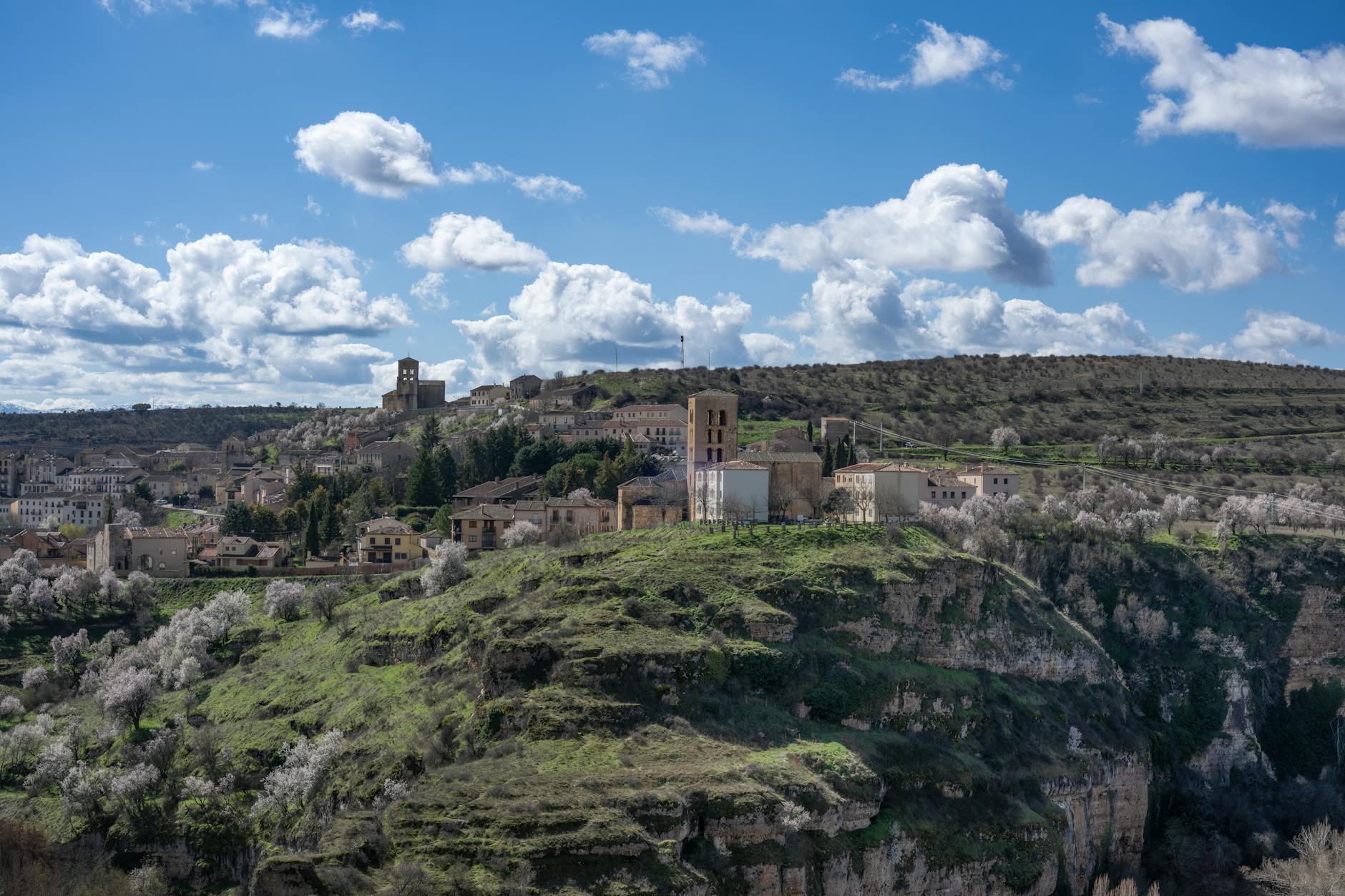 Beautiful panoramic view of Sepúlveda's historic landscape under a bright blue sky.